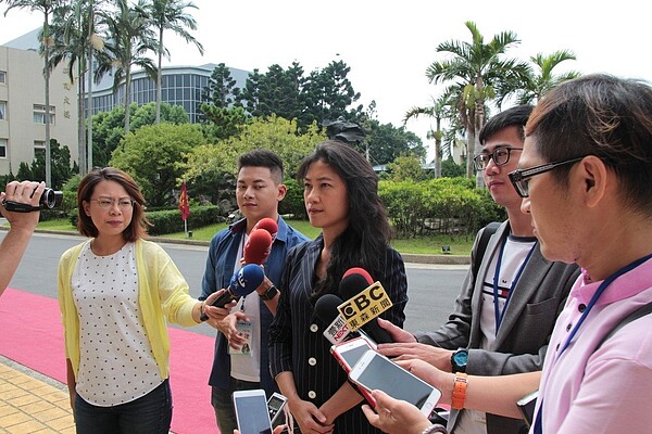 總統蔡英文上任後,昨日法務部首度執行死刑,外界揣測是否為轉移焦點,行政院發言人谷辣斯.尤達卡Kolas Yotaka今日回應,此說法是完全惡意連結。(圖/記者許政榆攝影)