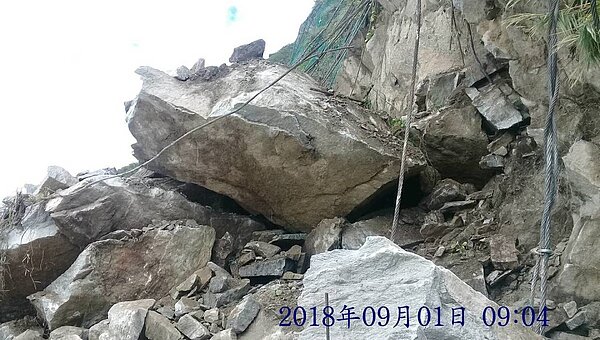 蘇花164.5K處出現大量落石坍方,目前每30分鐘開放通行一次,預計12點前搶通(圖/公路總局提供)