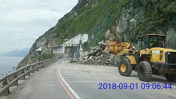 蘇花164.5K處出現大量落石坍方,目前每30分鐘開放通行一次,預計12點前搶通。(圖/公路總局提供)