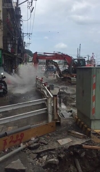 基隆市中山一路施工出包，誤將自來水管挖破，導致自來水大量湧出。（圖／基市府提供）