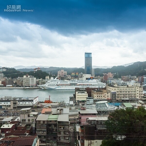 基隆港雖然貨運吞吐量逐年下滑,但是郵輪活動卻一年多於一年。除冬季因東北季風的緣故不適合出海遊玩外,大多數的時間都可看到巨型郵輪停靠。圖/好房資料中心