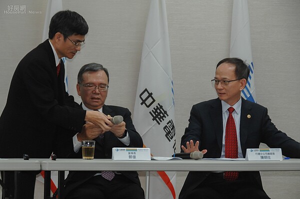 因應499優惠方案引發的紛爭,中華電信董事長鄭優(中)親上火線舉辦記者會說明,但是沒想到麥克風不給力,中途故障,讓董事長很尷尬。(好房網news記者/張聖奕攝影)