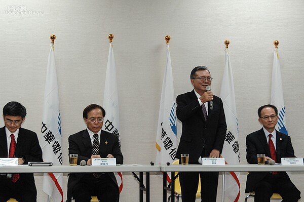 因應499優惠方案引發的紛爭,中華電信董事長鄭優(右二)親上火線舉辦記者會說明。(好房網news記者/張聖奕攝影)(好房網news記者/張聖奕攝影)