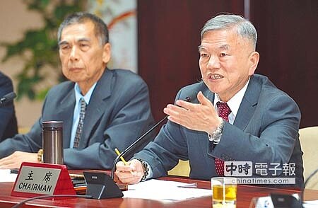 經濟部長沈榮津(右,季志翔攝)
