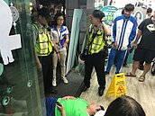 就是要499！瘋狂民眾以肉身擋中華電信門市關門