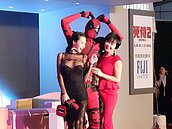 利菁開深V輸了！王思佳大走光兩點全露