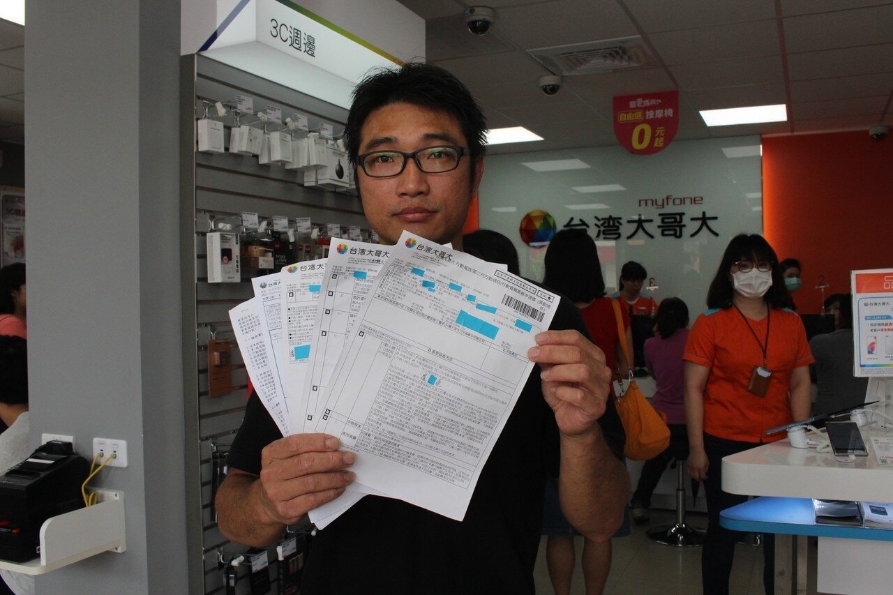 台哥大用戶李宗興發現自己去年辦門號拿到的契約是盧小姐,自己當初簽的那份不翼而飛,上面有個人身分證號碼等資料,昨天到門市要求台哥大重視個資問題,憂心499之亂,也發生類似個資外洩問題。記者姜宜菁/攝影
