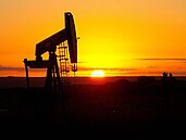 為什麼油價短期會漲？預測明年將回跌