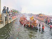 神轎衝水路　布袋新塭迎「客王」