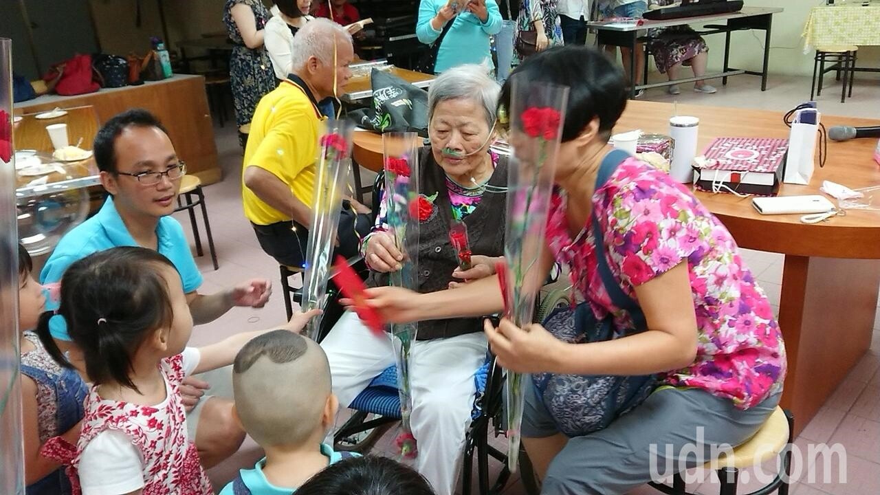 高齡88歲的周奶奶子女們開枝散葉，7名曾孫子女排隊獻上康乃馨，讓周奶奶顯得相當開心。記者蔡容喬／攝影