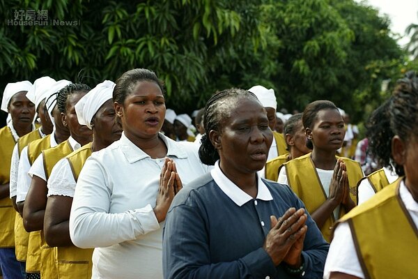 慈濟遍佈全球信眾舉辦浴佛大典。圖/慈濟提供