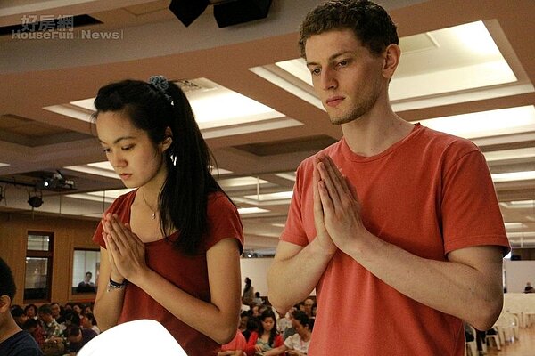 慈濟遍佈全球信眾舉辦浴佛大典。圖/慈濟提供