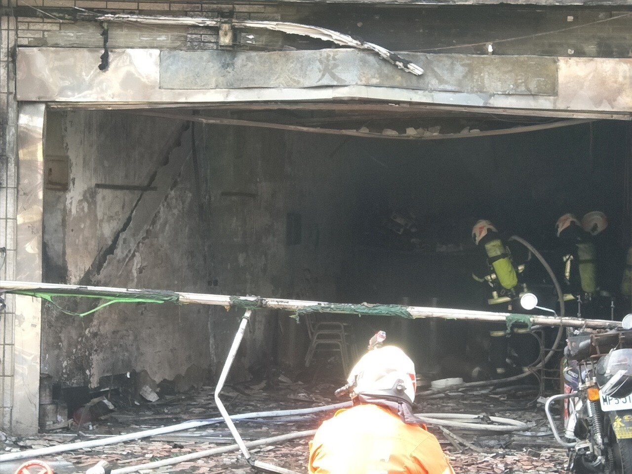 桃園市八德區一家瓦斯行突然瓦斯桶氣爆起火,員工3男1女燒傷,消防員緊急救災,瓦斯行招牌及預防火災警語被燒破壞。記者曾增勳/攝影