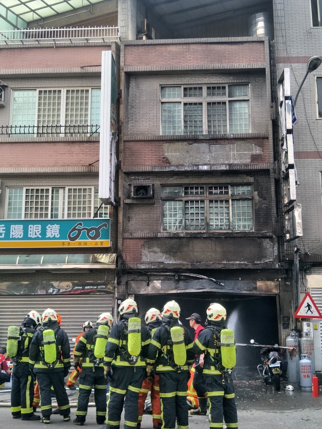 桃園市八德區一家瓦斯行突然瓦斯桶氣爆起火,員工3男1女燒傷,消防員檢查裝備記錄時間後進入逐樓搜索救災。記者曾增勳/攝影
