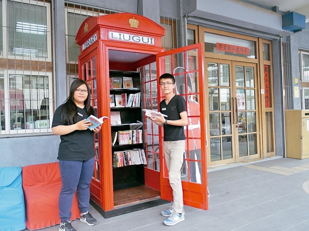 高市圖六龜分館打造英式電話亭當漂書站，希望吸引更多年輕人走進圖書館。記者徐白櫻／攝影