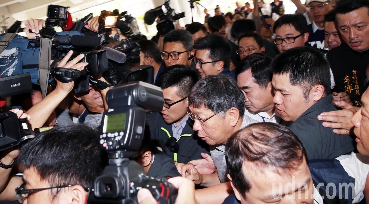 台北市長柯文哲在推擠中進入議會。記者侯永全/攝影