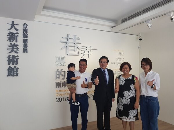 台南市長李孟諺（中）今天成往企業家王慶祥（左）設立的大新美術館參觀 記者修瑞瑩/攝影 