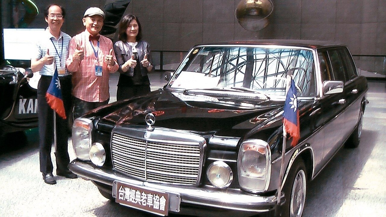 1972年出廠的賓士 W114，是前總統蔣經國的禮賓老爺車，為台灣唯一8人座加長型禮賓車。 記者徐如宜／攝影