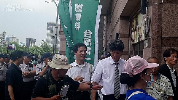 台灣國與台灣幸福國家聯盟在樓下舉牌抗議，呼籲總統蔡英文不要禮讓柯文哲，並高舉「北市長不提名，黨主席應下台」、「鄭南榕台灣第一偉人」等標語（好房網news／王思云攝影）