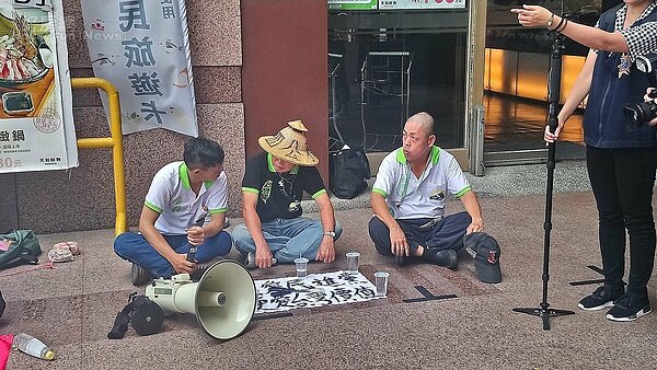 台灣國與台灣幸福國家聯盟在樓下舉牌抗議,呼籲總統蔡英文不要禮讓柯文哲,並高舉「北市長不提名,黨主席應下台」、「鄭南榕台灣第一偉人」等標語(好房網news/王思云攝影)