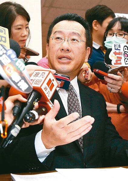 金管會主委顧立雄上午在立法院受訪，對於目前平均薪資是否合理，顧立雄表示，薪資是相對概念，不同行業，涉及實質購買力，這方面主計總處是專業。 記者高彬原／攝影