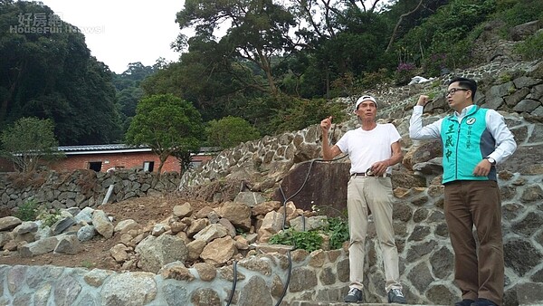 天母千坪上億別墅成孤島,住戶回家得先爬擋土牆。圖/北市議員王威中提供