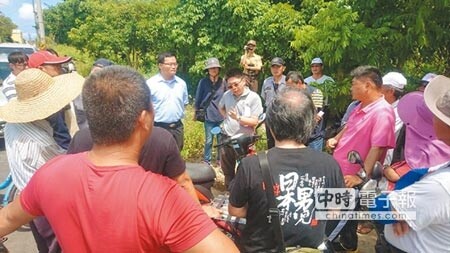 水林鄉反對設置畜牧場，縣府派員進行溝通。（張朝欣攝）