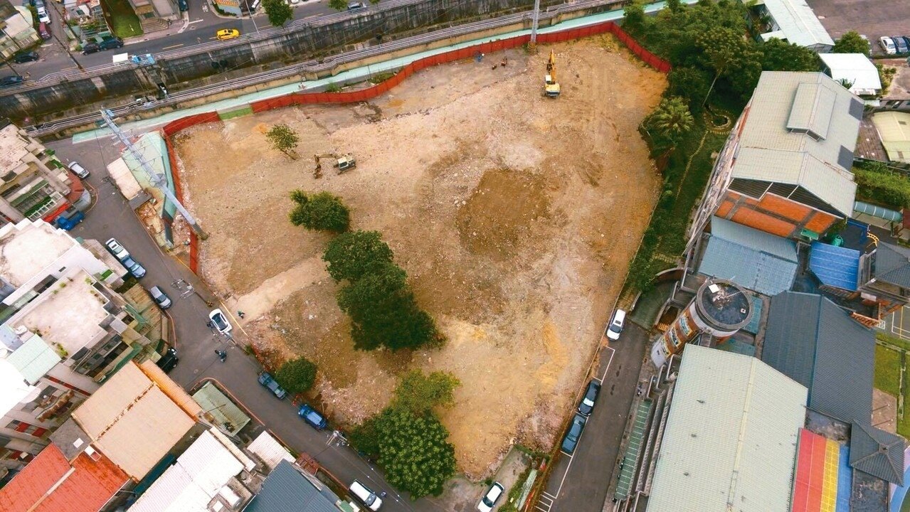 台北市政府在汐止白雲國小後方公有地遭人占用做為停車場，經新北市政府拆除違建後，並獲北市府同意規畫開闢公園使用，今年11月可望完工。 記者陳珮琦／翻攝