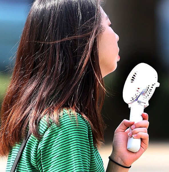 今天各地大多為多雲到晴,這幾天的天氣都高溫炎熱,要注意防曬,小心中暑。 聯合報系資料照/記者侯永全攝影