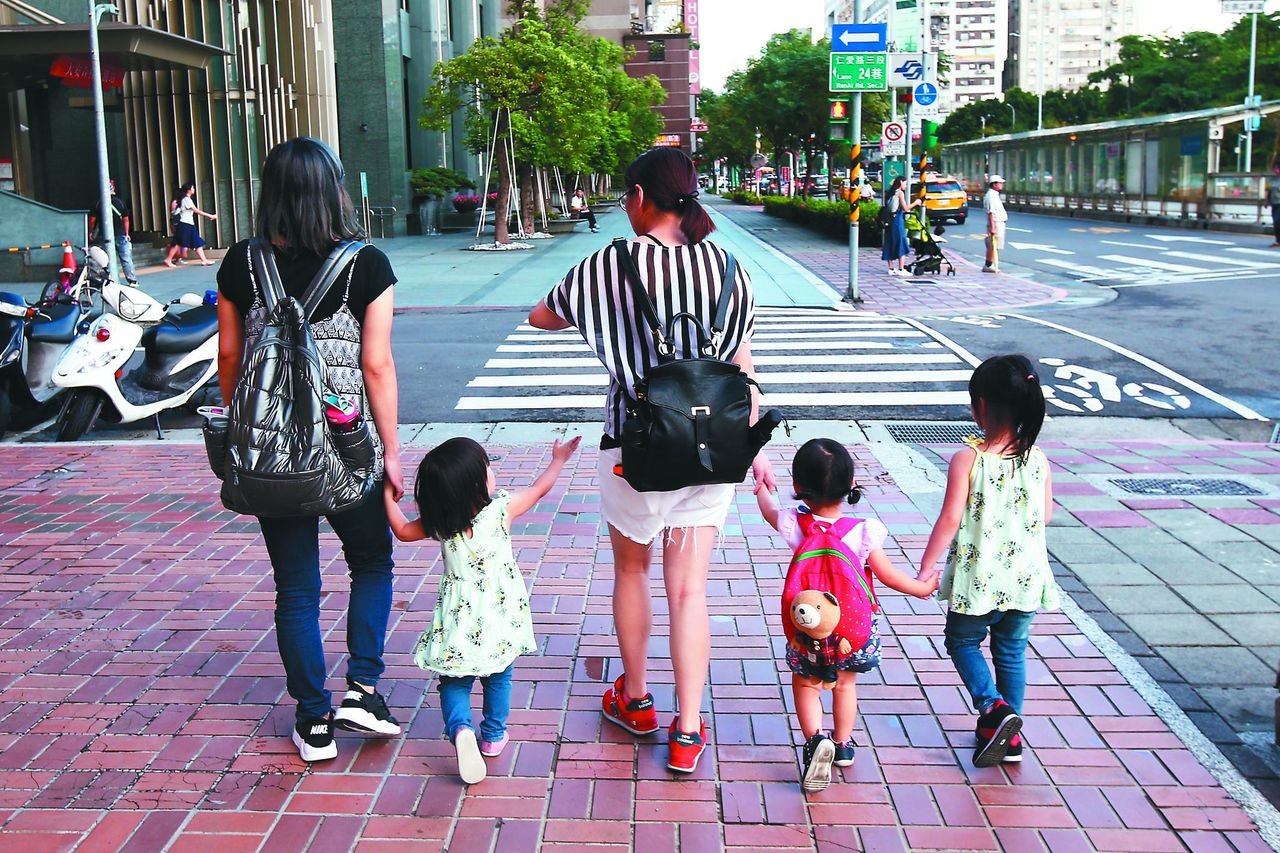 為改善台灣日益嚴峻的少子化問題，行政院公布3項新政策。 聯合報系資料照