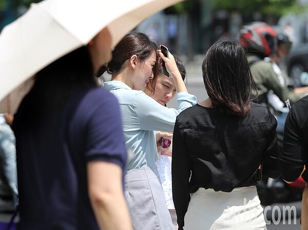 全台氣溫晴朗悶熱。記者林澔一/攝影