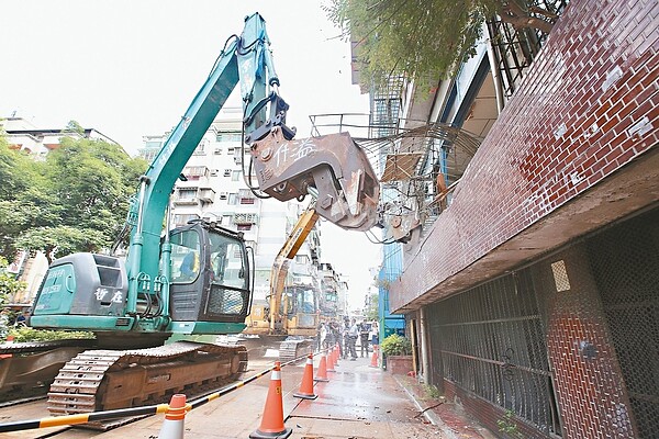 台北市斯文里三期公辦都更昨天拆除。 記者林伯東/攝影