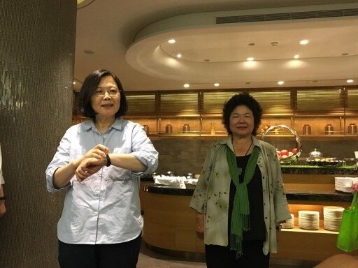 蔡英文總統(左)、總統府秘書長陳菊昨天繼續在台東視察行程。 記者周佑政/攝影