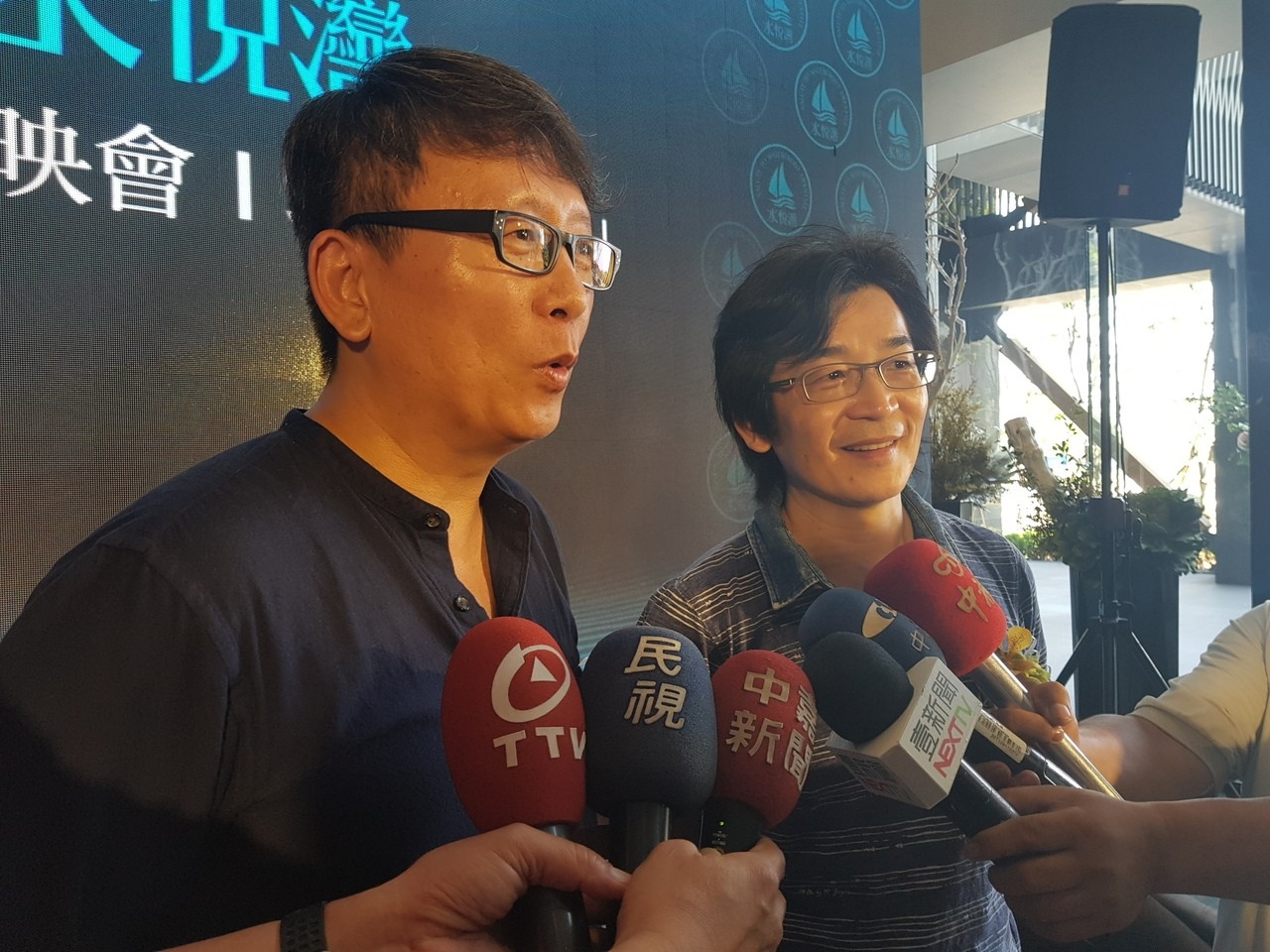 導演魏德聖（右）下午南下台南參加一場商業活動，與導演楊力州一起接受訪問。記者修瑞瑩／攝影
