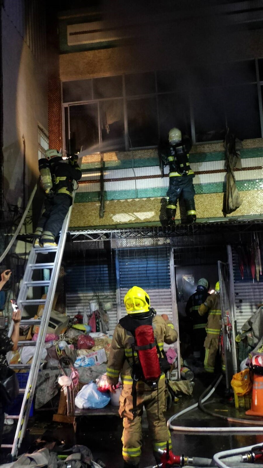 高雄市三民區通化街民宅發生火災,屋前堆滿回收雜物。記者黃宣翰/攝影