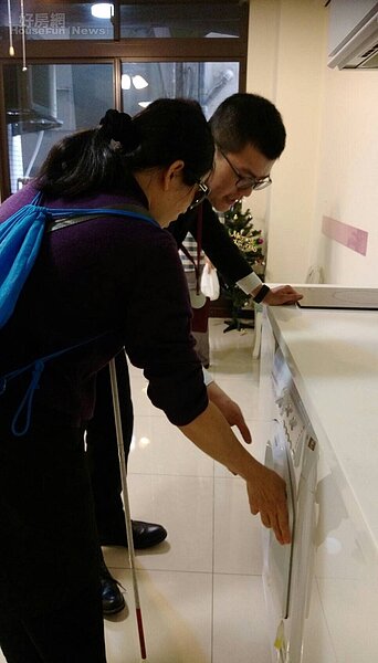 永慶協助視障客戶用摸的看屋。