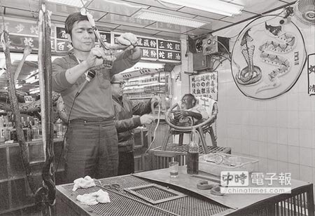 台北萬華華西街殺蛇進補，而殺蛇秀常吸引觀光客目光。（本報資料照片）