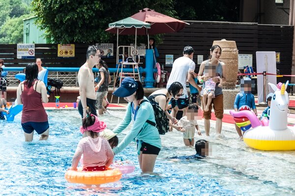 台北市高溫炎熱。自來水博物館湧入許多親子來玩水。（好房網News記者張聖奕／攝影）