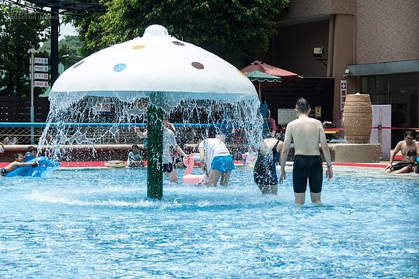 台北市高溫炎熱。自來水博物館湧入許多親子來玩水。(好房網News記者張聖奕/攝影)
