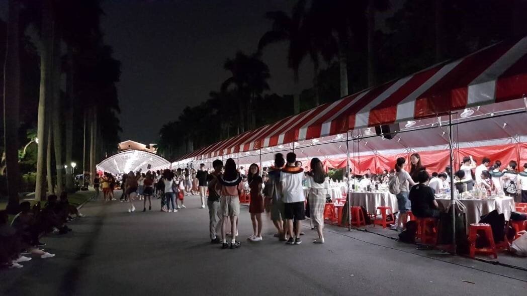 上周六(19日)台大再度封椰林大道辦流水席，邀請畢業生一起來吃辦桌。台大今年畢業典禮確定由代理校長郭大維主持。記者王彩鸝／攝影