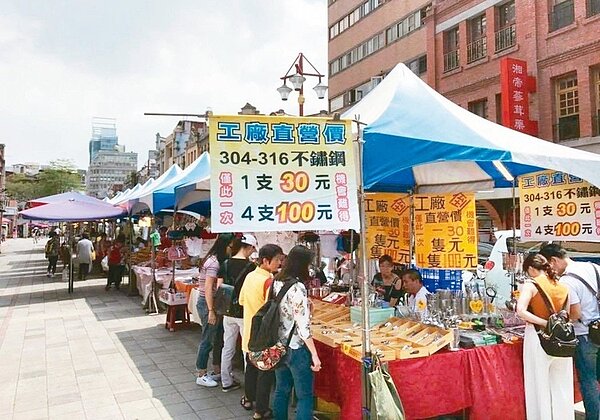 市議員黃向羣質疑,部分業者以公益為名,承租永樂廣埸營業,導致永樂廣場變得像夜市。 圖/摘自呂大吉臉書