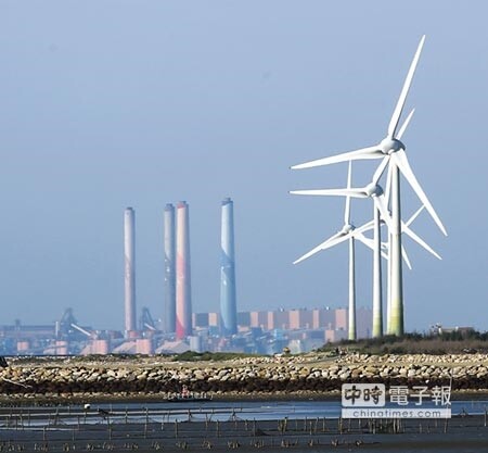 台中火力發電廠與風力發電機組。圖／本報資料照片 