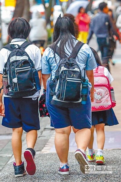 小孩時期肥胖,父母親要負很大責任。(本報資料照片)