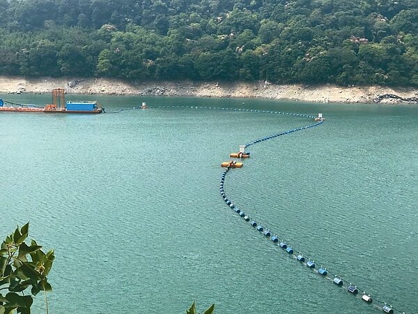 石門水庫水位持續下降，昨天蓄水率跌破5成。 記者張弘昌／攝影