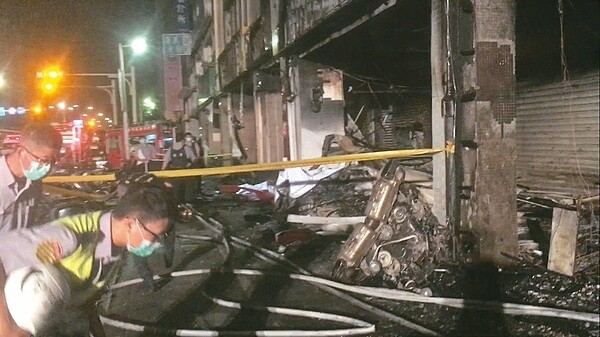 一輛保時捷撞入騎樓,造成大火延燒三棟樓,警方在現場蒐集肇事車的跡證。 記者李承穎/攝影