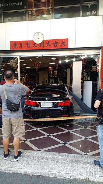 台中市王姓男子今天下午開著BMW 750轎車，衝撞入洋酒專賣店。記者游振昇／攝影 