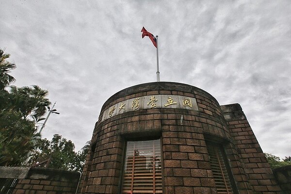 我國第一學府台灣大學,因校長遴選一案烏雲籠罩,近日傳出校長遴選委員會委員遭約談