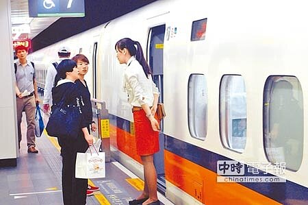 因應旅客持續成長,高鐵自7月起每周增開15班次列車,南下3班、北上12班。圖為民眾詢問高鐵服務人員的情形。(本報資料照片)