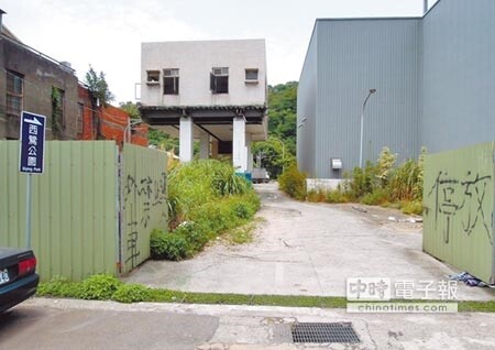 西鶯公園入口處一片荒涼，讓民眾嚇得不敢入內，慘淪蚊子公園。（陳俊雄攝）