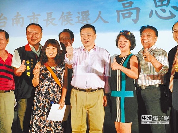 前政務委員高思博（右二）贏得國民黨台南市長初選後，公開宣布反對民進黨建立的新威權。（洪榮志攝）